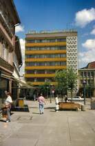 M�hlhausen (Th�ringen) Alt und Neu. Der DDR-Neubau des Hotels Stadt M�hlhausen ist inzwischen verschwunden ... Hier eine Aufnahme von 1991