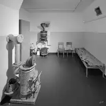 Im Innern eines im Herbst 1940 gebauten deutschen Befehlsbunkers. Dieser wurde je nach Lage als f�r die Flugleitung, Wetterdienst und Funkaufgaben genutzt. (Aalborg, Juni 2018)