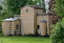 R�ckansicht des 1850 erbauten Parkgeb�ude  Klosterhof  im Park Klein-Glienicke, welches als Aufstellungsort mittelalterliche Kunstwerke des Prinzen Carl von Preu�en diente. (Berlin, April 2018)