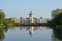 Das um 1700 entstandene Schloss Charlottenburg spiegelt sich im gro�en Karpfenteich.