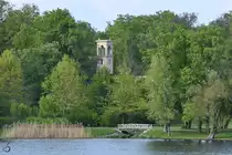 Blick �ber den Teltow-Kanal auf den Park Klein-Glienicke. Im Hintergrund der Turm der 1828 entstandene Remise. (Berlin, April 2018)