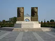 Szigetvar, Ungarisch-T�rkischer Freundschaftspark, Bronzek�pfe von S�lejmans des Pr�chtigen von Metin Yurdanur (31.08.2018)