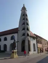 Szigetvar, Vigado Theater und Standbild f�r Zrinyi Miklos in der Jozsef Attila Utca (31.08.2018)