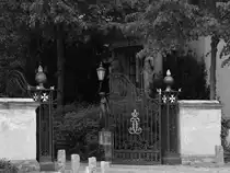 Einer der Zug�nge zum Park Klein-Glienicke. (Berlin, April 2018)