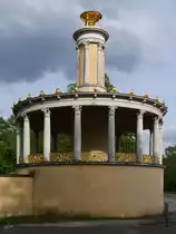 Die als Teepavillon errichtete  Gro�e Neugierde  im Park Klein-Glienicke. (Berlin, April 2018)