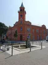 Siklos, altes Rathaus und Brunnen in der Baross Gabor Utca (31.08.2018)