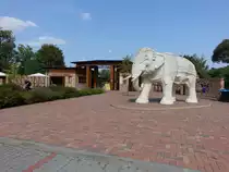 Somogyv�mos, Eingangsbereich zum Indian Cultural Center Krisna-V�lgyi (30.08.2018)