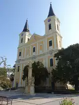 Zalaegerszeg, doppelt�rmige St. Maria Magdalena Kirche am Szechenyi Ter, erbaut von 1750 bis 1760 (29.08.2018)