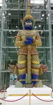 Yaksha- (Tempelw�chter) Statue Viruncamban im Flughafengeb�ude Bangkok Suvarnabhumi. Yaksa ist eine Figur aus der buddistischen Mythologie (24.11.15).