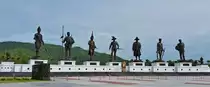 Bronzestatuen von sieben bedeutenden thail�ndischen K�nigen im Rajabhakti Park in Nong Kae (s�dl. von Hua Hin), 17.06.16.