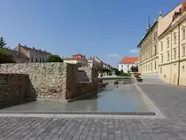 Keszthely, Brunnen und Vajda Janos Gymnasium am Hauptplatz F� Ter (29.08.2018)