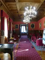 Keszthely, Roter Salon im Schloss Festetics, Kassettendecke und Wandverkleidung von der Firma Portois und Fix, die Gem�lde stellen die Mitglieder der Familien Baden, Hamilton und Festetics dar (29.08.2018)