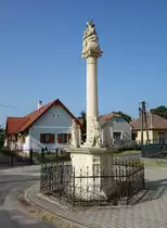 V�rs, barocke Dreifaltigkeitss�ule am Dorfplatz (29.08.2018)