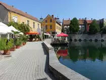 Tapolca, H�user am Janos Batsanyi Ter am Dorfweiher (28.08.2018)