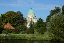 Blick �ber die Freundschaftsinsel auf die Kuppel der St. Nikolaikirche in Potsdam. (September 2012)