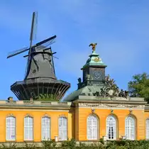 Die Neue Kammern, dahinter die Windm�hle im Park Sanssouci. (Potsdam, September 2012)