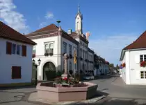 Auggen, das Rathaus des ca.2800 Einwohner z�hlenden Weinortes im Markgr�flerland, Sept.2018