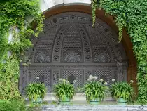 Das halbrunde Treppenparterre mit vorgelagertem Wassergraben der untere Terrasse des Orangerieschlosses in Potsdam. (September 2012)