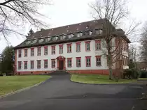 Kirchsch�nbach, ehem. Schloss, heute Marienhaus der Zeller Schwestern. Zweigeschossiger Walmdachbau mit barocker Fassadengliederung, 
erbaut bis 1700 f�r die Freiherren zu Guttenberg (11.03.2018)