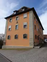 Oberscheinfeld, ehem. Bamberger Amtshaus. Dreigeschossiger Walmdachbau mit genuteten Ecklisenen und Hausteinrahmungen, erbaut von 1749 bis 1750 durch Johann K�chel (11.03.2018)