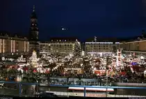 Blick vom neuen Kulturpalast auf den 584. Dresdner Striezelmarkt, Deutschlands �ltesten Weihnachtsmarkt. Dieser befindet sich auf dem Altmarkt in Dresden.
Durch Spiegelungen war die Aufnahme nicht einfach.
[8.12.2018 | 16:42 Uhr]