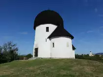 �sk�, romanische Rotunde mit pilzf�rmigen Kuppeldach, erbaut im 11. Jahrhundert (27.08.2018)