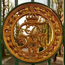 Die goldfarbenen Initialen von Friedrich Wilhelm IV. in den Torfl�geln am Park Sanssouci. (Potsdam, November 2014)