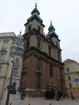 Budapest, Universit�tskirche am Egyetem Ter, erbaut von 1725 bis 1742, Architekt Andreas Mayerhoffer, Zwillingst�rme von 1771 (26.08.2018)