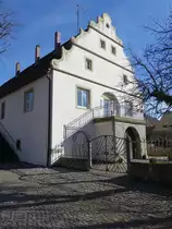 R�delsee, Ehemaliges Crailsheimsches Schloss, zweigeschossiger Satteldachbau mit Volutengiebeln und Freitreppe, erbaut um 1600 f�r die Freiherren von Crailsheim (11.03.2018)