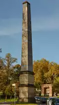 Der Obelisk vor dem Obeliskportal des Parks Sanssouc, im Hintergrund das Triumphtor am M�hlenberg. (Potsdam, November 2013)