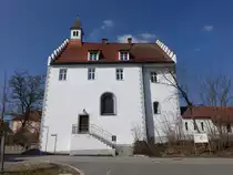 Schloss Hirschling, Giebelst�ndiger, gestelzter und dreigeschossiger Satteldachbau mit Treppengiebeln, Dachreiter und Schlosskapelle St. Dionysius, erbaut von 1697 bis 1759 (25.03.2018)