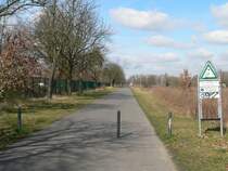 Im verschuldeten Berlin sind die Amtsstuben, Schulen und �ffentlichen Einrichtungen in einem erb�rmlichen, runtergekommenen Zustand. Umsomehr erfreuen mich Neubauprojekte, die die Infrastruktur auch f�r Fu�g�nger verbessern. Hier ein Wanderweg durch die Wuhlheide, der diese mit dem Hegemeisterweg in Karlshorst verbindet. Dieser Weg f�hrt auch zu einem asphaltierten Kreis, auf dem Skater ihre Runden drehen (siehe Satellitenkarte). Schade ist, dass Radfahren hier verboten ist. Der einige hundert Meter s�dlich verlaufende Europaradweg R1, auf dem das Radfahren streckenweise auch verboten ist, hat keinen so guten Ausbauzustand. Als Verbot f�rs Radeln gilt immer das Gr�nanlagenschild. 15.3.2008