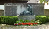 Offnadingen, Denkmal f�r die Opfer der beiden Weltkriege vor der Pfarrkirche, Aug.2017