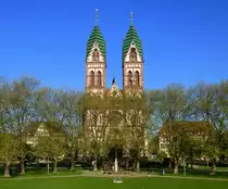 Freiburg, Blick von Osten auf die 1897 erbaute Herz-Jesu-Kirche im Stadtteil St�hlinger, April 2017
