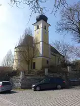 Oppersdorf, kath.  Filialkirche St. Bartholom�us, Saalbau mit eingezogenem Chor und Flankenturm mit Zwiebelhaube, erbaut 1797 (25.03.2018)