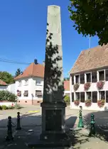 Lauterburg (Lauterbourg), Denkmal f�r die Opfer des II.Weltkrieges, Sept.2017