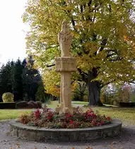 St.Peter, die 1979 eingeweihte Mariens�ule steht vor dem Haupteingang zur Wallfahrtskapelle auf dem Lindenberg, Nov.2018