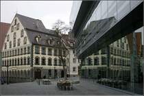 Der moderne Bau wurde inmitten eines historischen Bereiche in der ulmer Innenstadt errichtet. Aber meinem Empfinden nach ist es hier gelungen moderne Baukunst und alte Stadt zu kompinieren, wozu auch die Spieglung des Alten im Neuen beitr�gt. 15.03.2008 (Matthias)