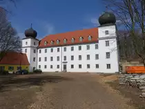 Schloss Pirkensee, Dreifl�gelanlage, dreigeschossige und verputzte Walmdachbauten mit vorgelagerten Eckt�rmen mit Zwiebelhaube (25.03.2018)