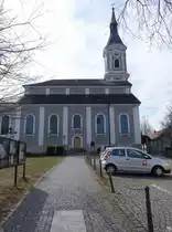Regenstauf, Pfarrkirche St. Jakobus, dreischiffige Staffelhalle mit Fu�walm- und aufgest�ndertem Mittelschiffdach, mittlerem Westturm mit Zwiebelhaube, erbaut von 1849 bis 1850 (25.03.2018)