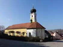Saltendorf a. d. Naab, Wallfahrtskirche Maria Himmelfahrt, Verputzter Langhausbau mit Satteldach, eingezogenem Polygonalchor und umlaufenden St�tzkeilen, erbaut im 17. Jahrhundert (25.03.2018)