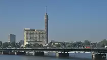 Blick �ber den Nil auf den 187 Meter hohen Fernsehturm Kairo, welcher das h�chste Bauwerk ist, das aus reinem Beton besteht. (Dezember 2018)
