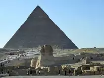 Die gro�e Sphinx von Gizeh vor der Chephren-Pyramide. (Dezember 2018)