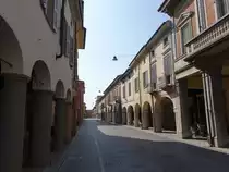 Castelleone, Arkadenh�user in der Via Roma (30.09.2018)