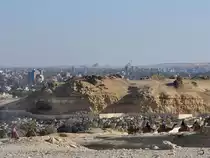 Blick auf den S�dteil des Steinbruch-Friedhofes der Nekropole von Gizeh. Am Horizont sind weitere Pyramiden zu sehen. (Dezember 2018)