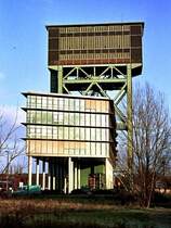 Die Zeche  Minister Stein  in DO-Eving stellte 1987 die F�rderung ein. Ein Teil der Tagesanlagen blieb erhalten und wird inzwischen anderweitig genutzt. Erhalten blieb u.a. dieser F�rderturm, der den seltenen Typus des Hammerkopf-F�rderturmes repr�sentiert. Er wurde in den Neubau eines B�rogeb�udes integriert (2. Januar 2008). -Negativ-Scan-