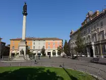 Piacenza, Mariens�ule und klassizistischer Gouverneurspalast von 1781 an der Piazza del Duomo (30.09.2018)