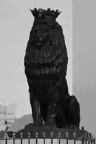 L�we mit Lamm vor der koptisch-orthodoxen  Himmlische Kathedrale  in Scharm El-Scheich. (Dezember 2018)