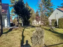 Hier ist es gut zu sehen, dass zwischen den Grundst�cke (fast) keine Zaune gebaut wurden. Ab und zu wurden Busche an der Gr�nze gepflanzt. Foto: 01.11.2019, Nagykanizsa, MAORT Telep.