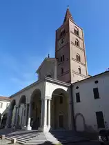 Acqui Terme, Dom St. Maria  Assuna, Piazza Duomo, erbaut ab 1067, Hauptportal von 1481, Fassade 17. Jahrhundert (02.10.2018)